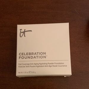 IT Cosmetics powder foundation in the shade light